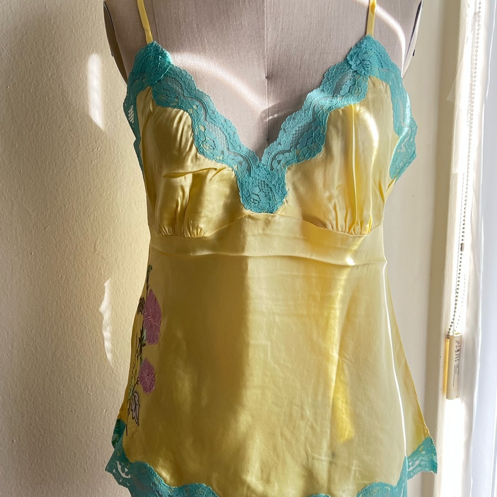 Gold Hawk Yellow Silk Top - Picture 2 of 12